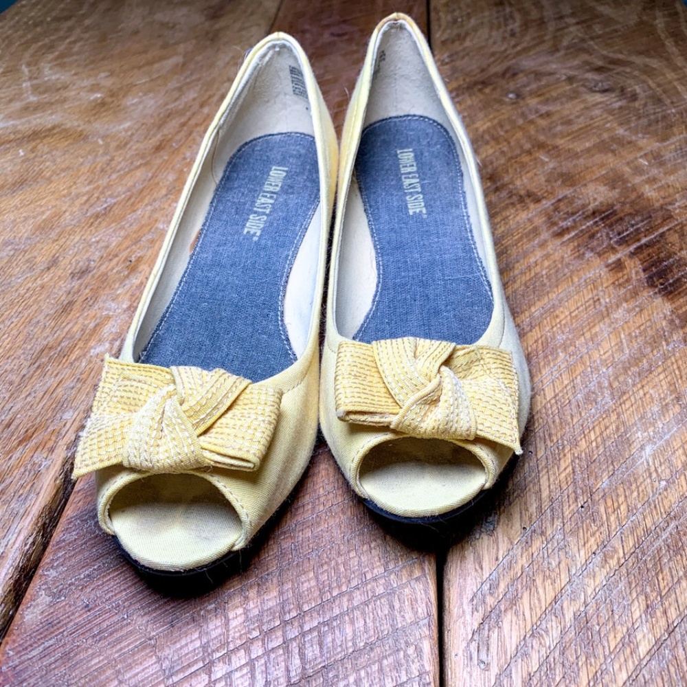 Butter yellow kitten heels with peep toe bows, size 7.5